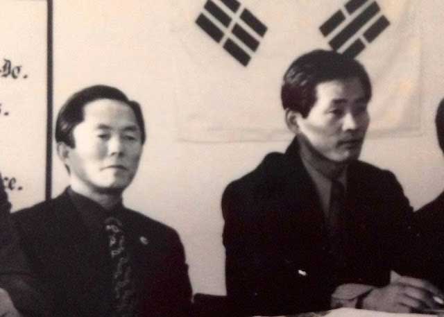 General Choi Hong Hi ( izquierda) Yong Chan Kim ( derecha )
