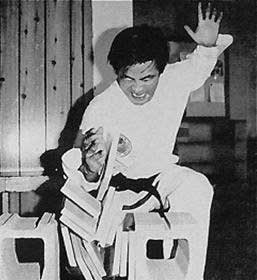 Kim Jong Chan partiendo tablas